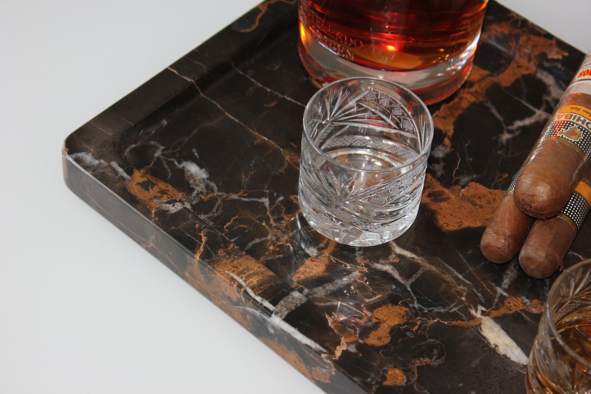 Close-up of the rounded polished corner of The Monolith Portoro tray.