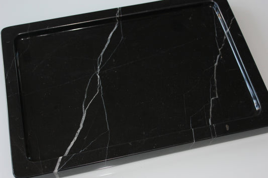 The Monolith tray in Nero Marquina natural marble with polished finish and rounded edges.