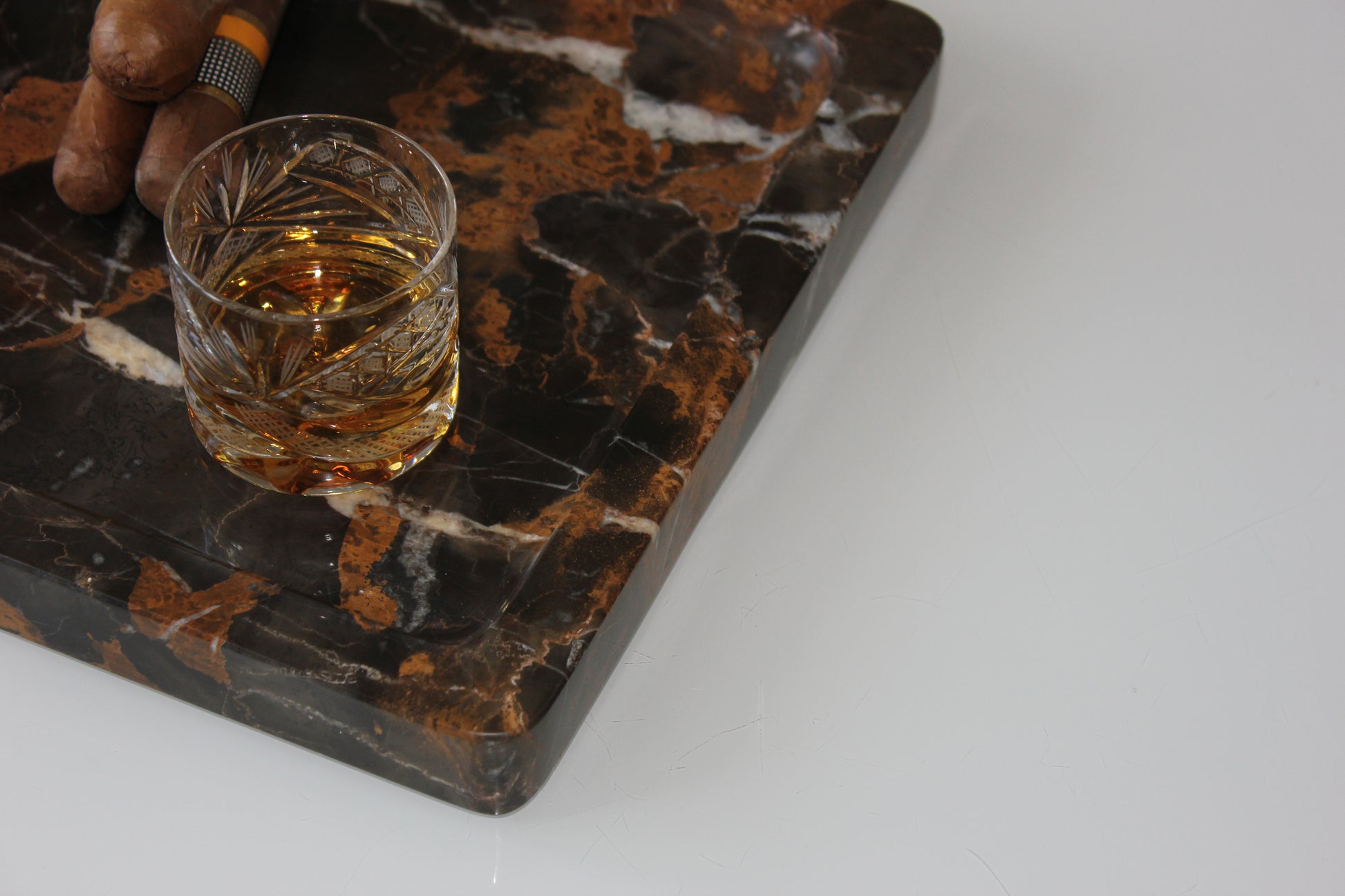 Close-up of the rounded polished corner of The Monolith Portoro tray.
